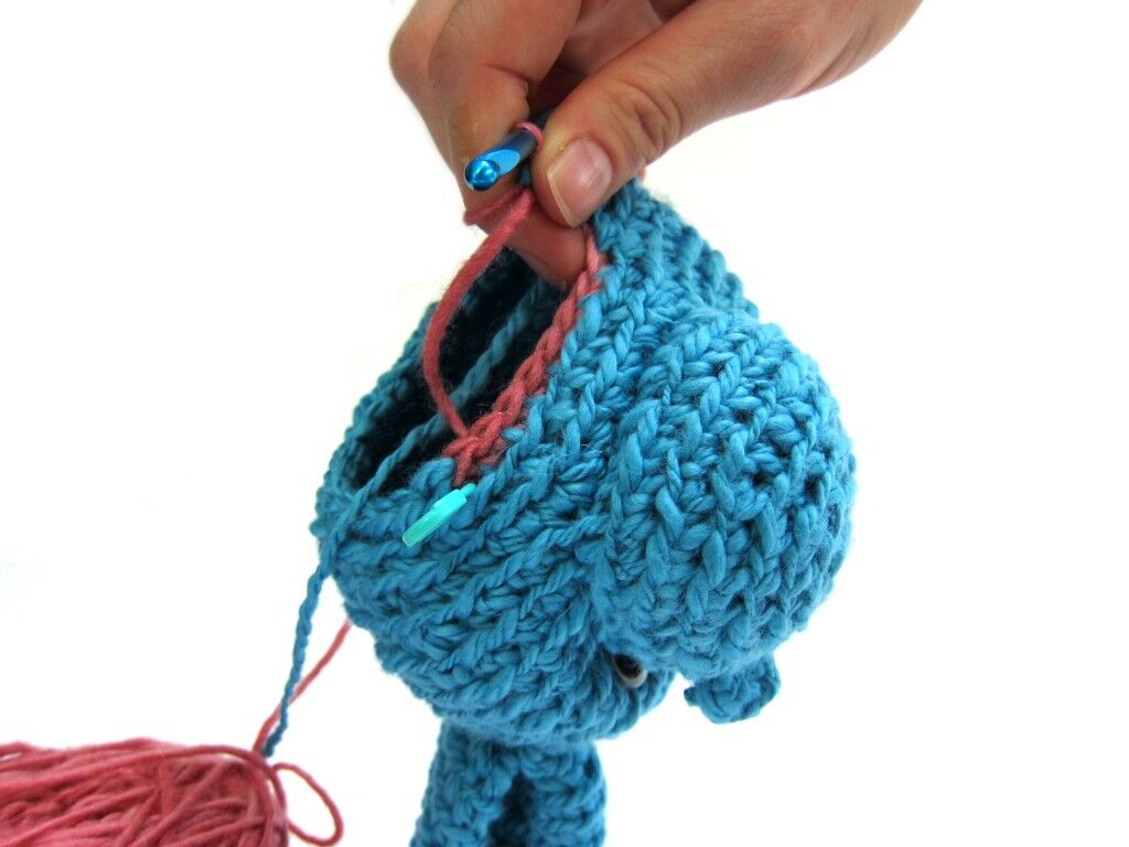 Changing colors and stranding yarn in crochet colorwork - Shiny Happy World